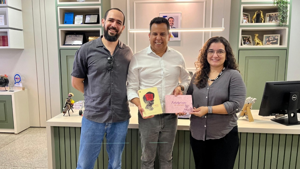 Secretaria de Educação do Tocantins recebe visita de escritores tocantinenses e doação de livros Secretaria de Educação do Tocantins recebe visita de escritores tocantinenses e doação de livros