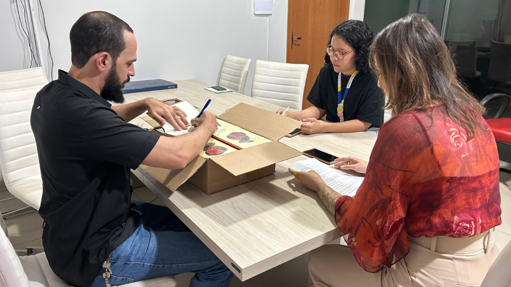 Secult recebe doações de exemplares do livro ‘Algibeira dos Olhos’, contemplado pela Lei Paulo Gustavo Secult recebe doações de exemplares do livro ‘Algibeira dos Olhos’, contemplado pela Lei Paulo Gustavo